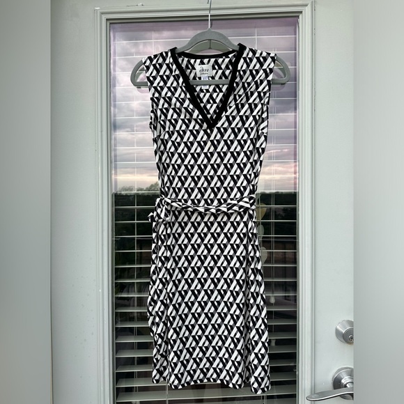 DM Collection Black & White V Neck Geometric Print Dress - Picture 3 of 8